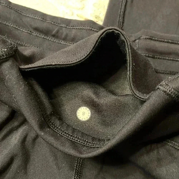 LULULEMON black crops size 8 - Picture 4 of 4